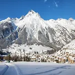 With Mountain View Διαμέρισμα *